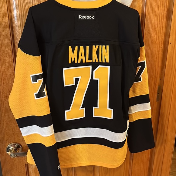 Women’s size large Penguins Malkin sweater. - Picture 2 of 3
